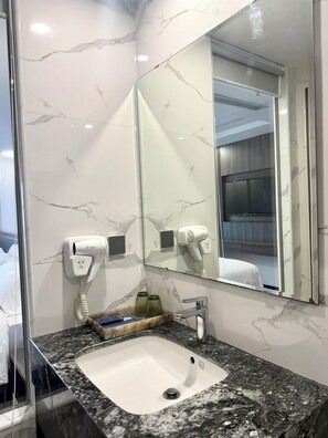 Habitación ejecutiva con 2 camas individuales | Baño | Zapatillas