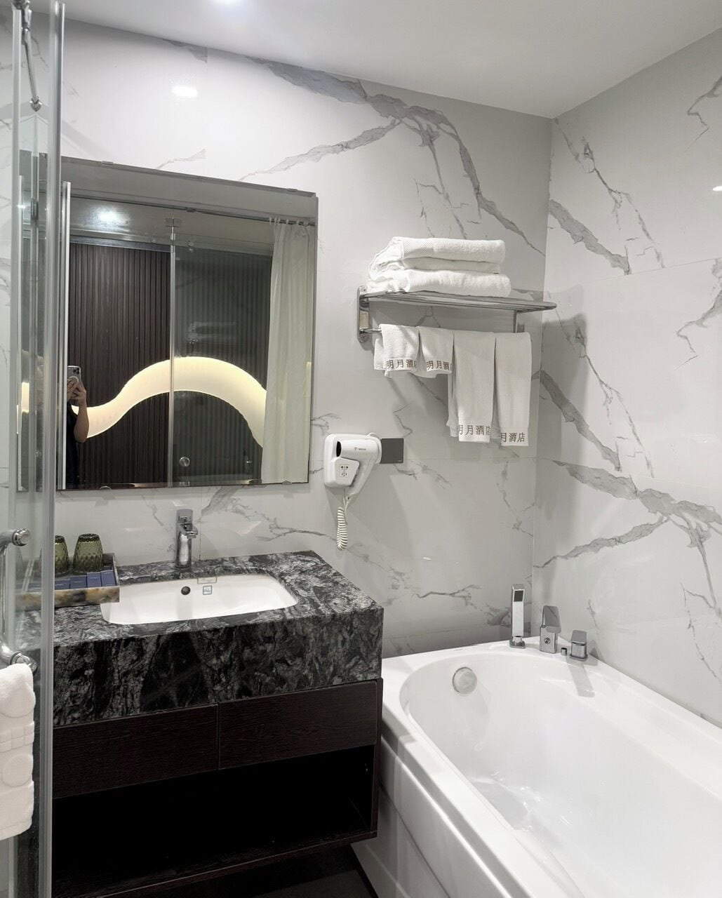 Executive Double Room Single Use, City View | Bathroom | Slippers