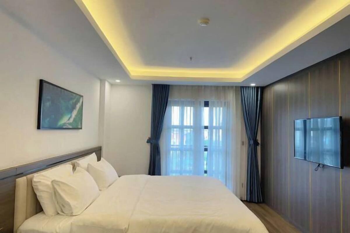 Blackout curtains, soundproofing, iron/ironing board, free WiFi