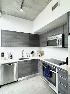 Frigorifero, microonde, forno, piano cottura