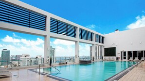 Une piscine sur le toit offrant une vue dégagée sur les gratte-ciel de la ville.