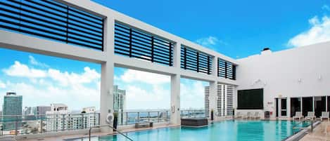 Alberca al aire libre y alberca climatizada