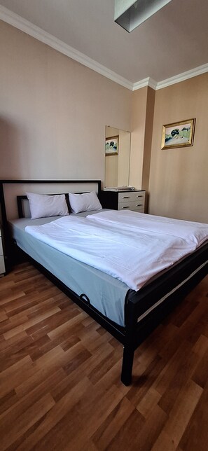 Double room "Economy" with 1 double bed shared bathroom | Strykejern/-brett, wi-fi (inkludert) og sengetøy
