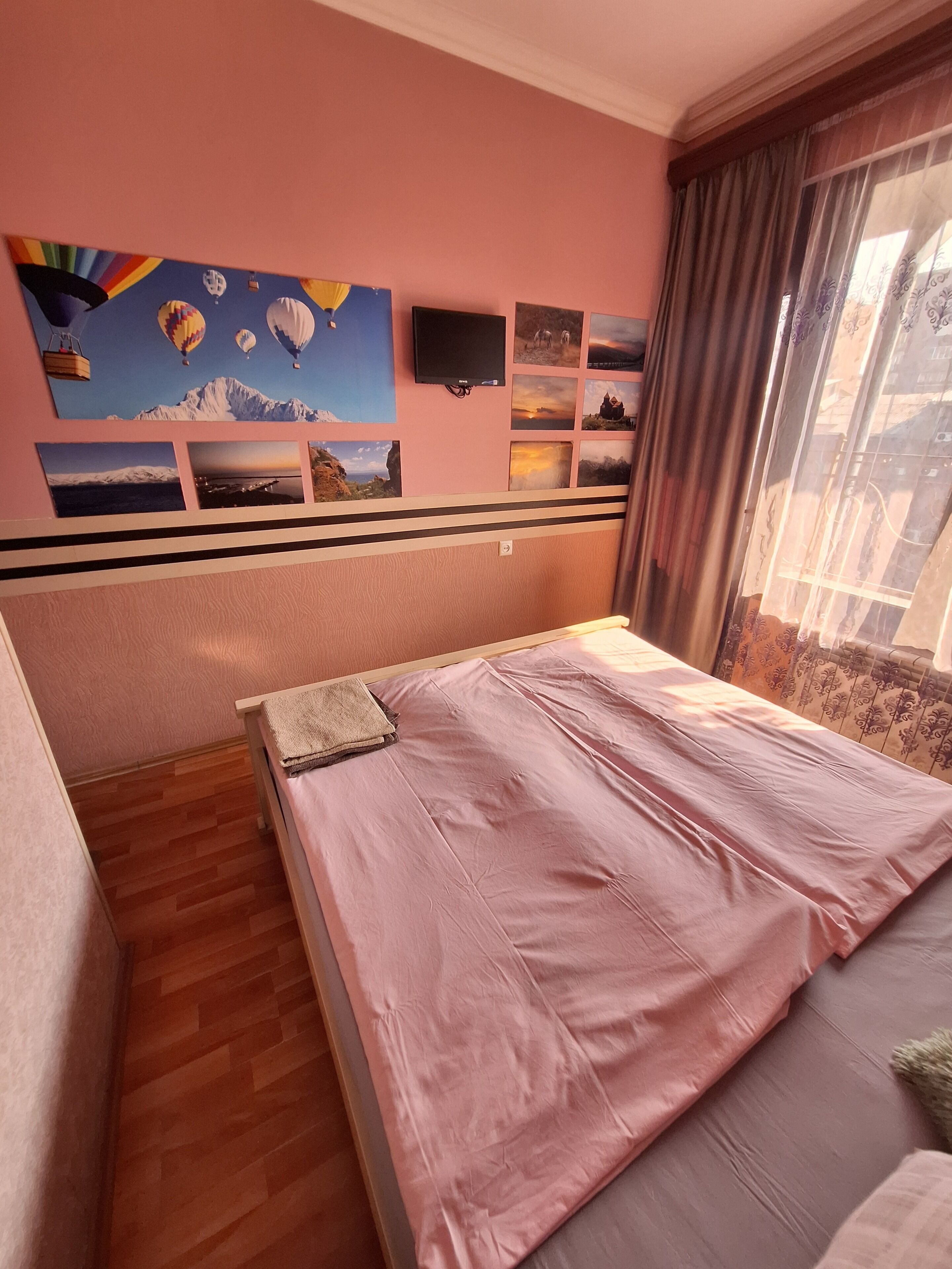 Deluxe Double Room with City View | Een strijkplank/strijkijzer, gratis wifi, beddengoed