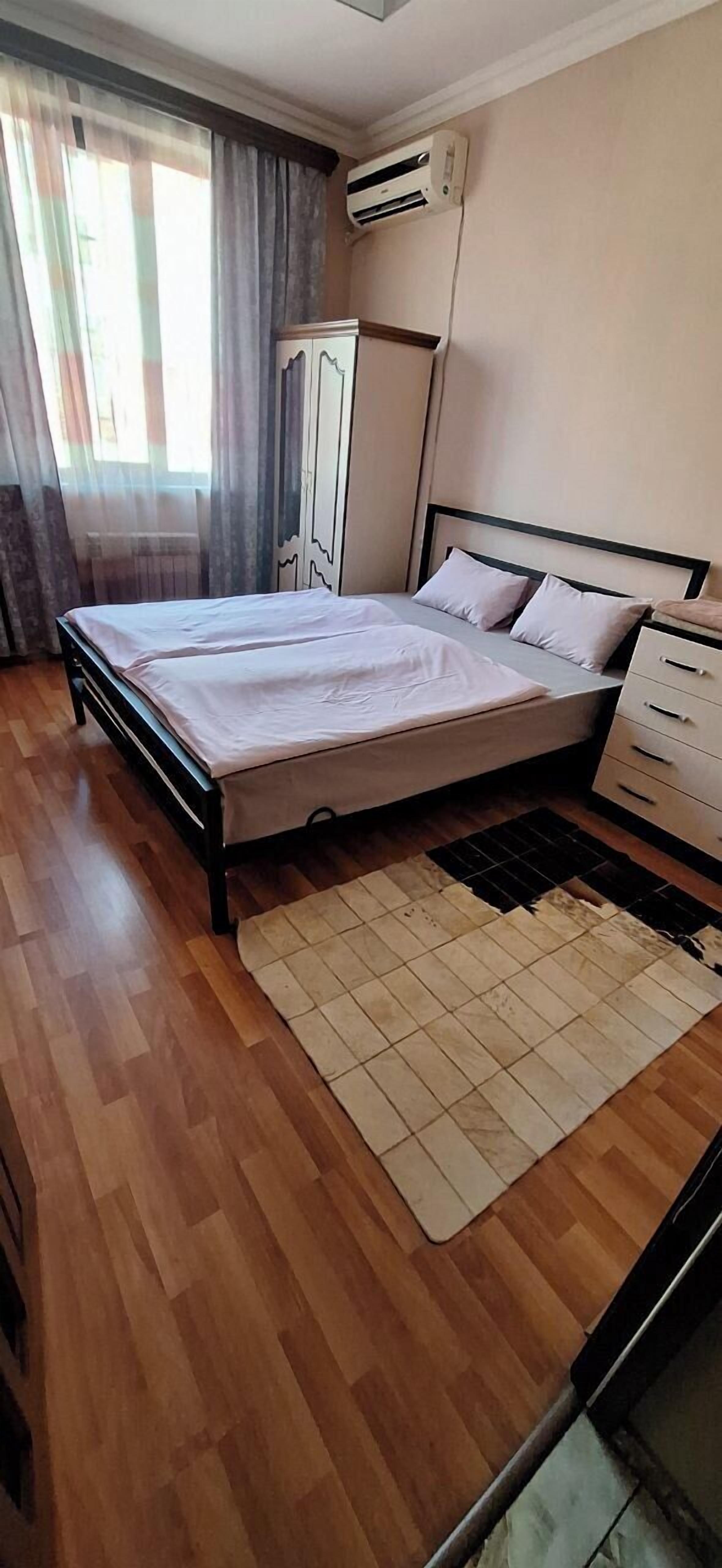 Double room "Economy" with 1 double bed shared bathroom | Silitysrauta/-lauta, ilmainen Wi-Fi, vuodevaatteet