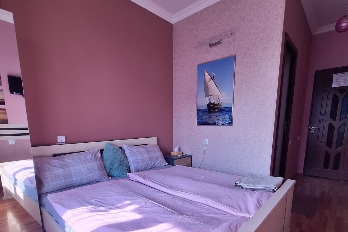 Deluxe Double Room with City View | Een strijkplank/strijkijzer, gratis wifi, beddengoed
