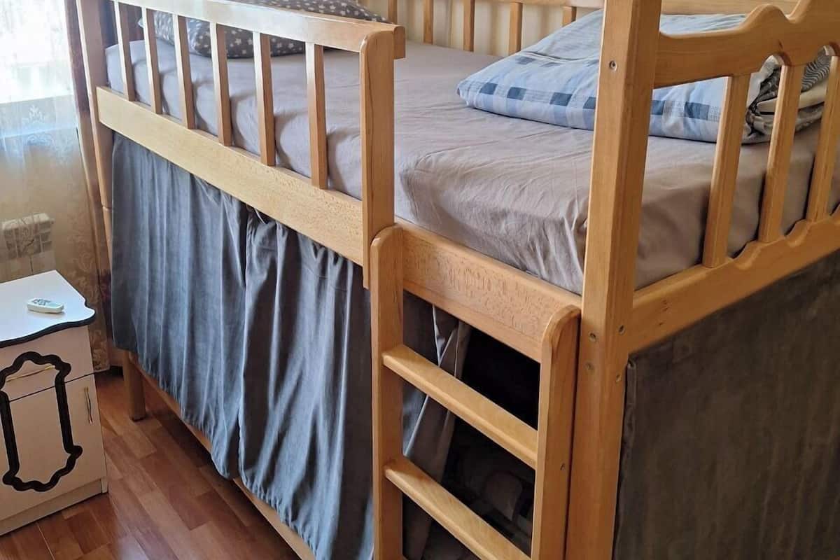 4-bed female room with a shared shower | Een strijkplank/strijkijzer, gratis wifi, beddengoed