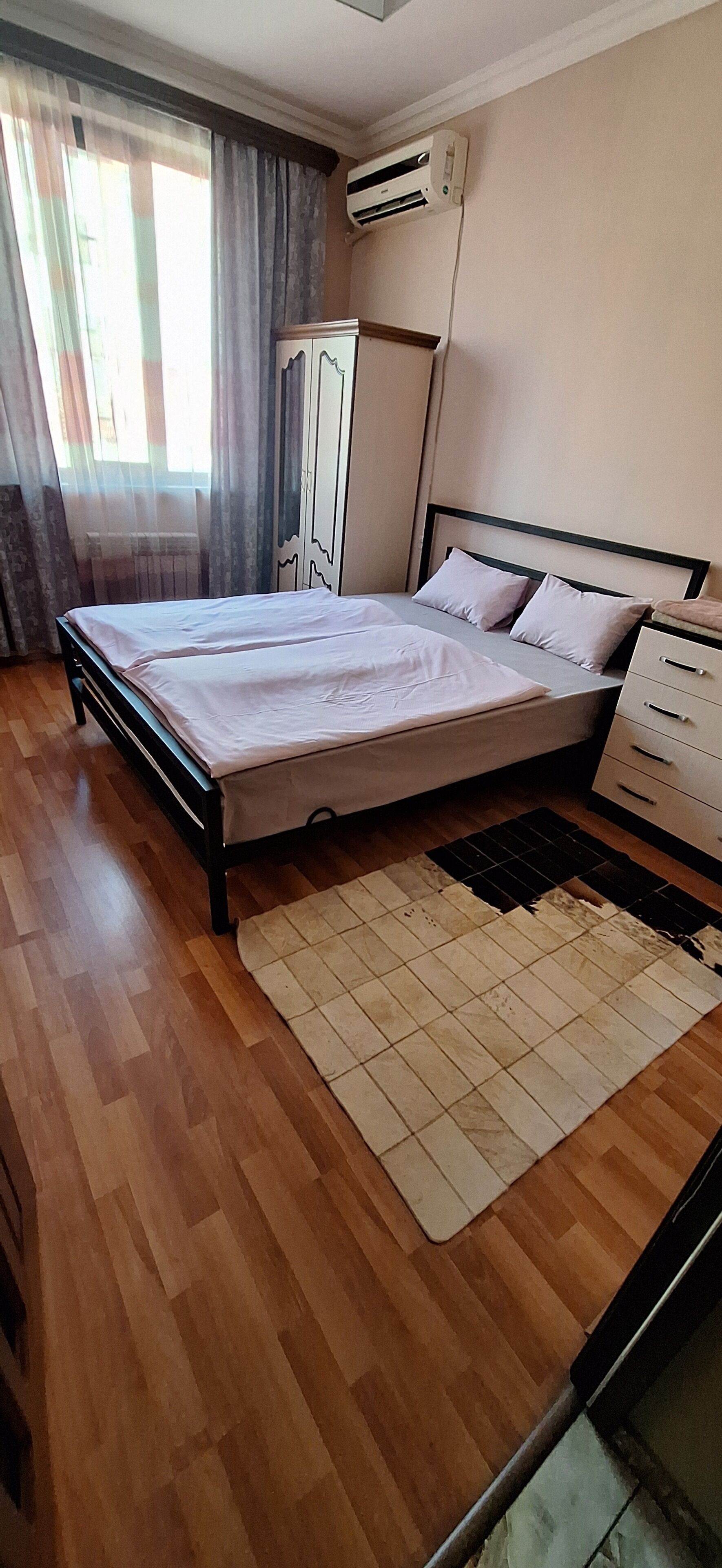 Double room "Economy" with 1 double bed shared bathroom | Een strijkplank/strijkijzer, gratis wifi, beddengoed