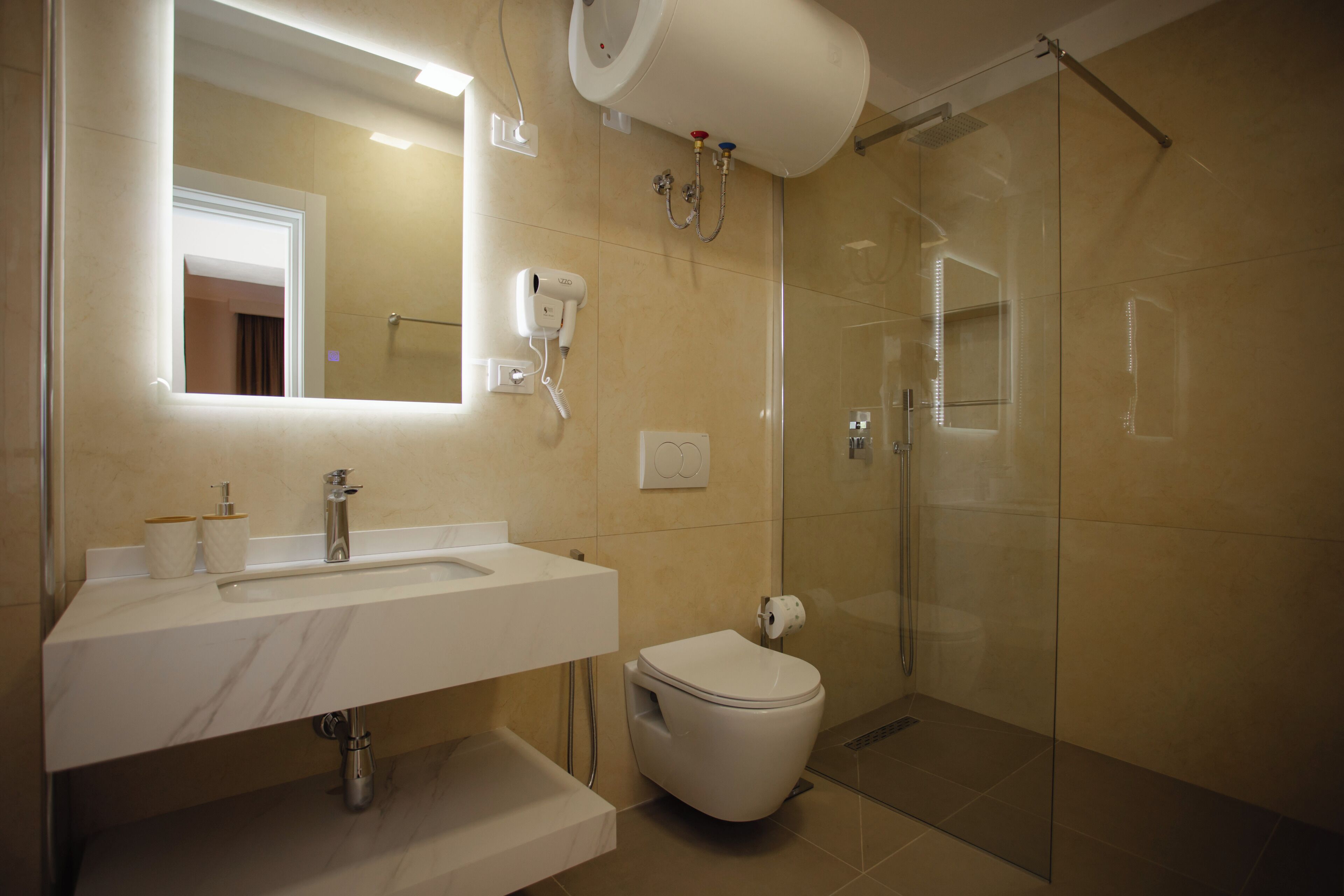 Dusche, Haartrockner, Handtücher, Seife