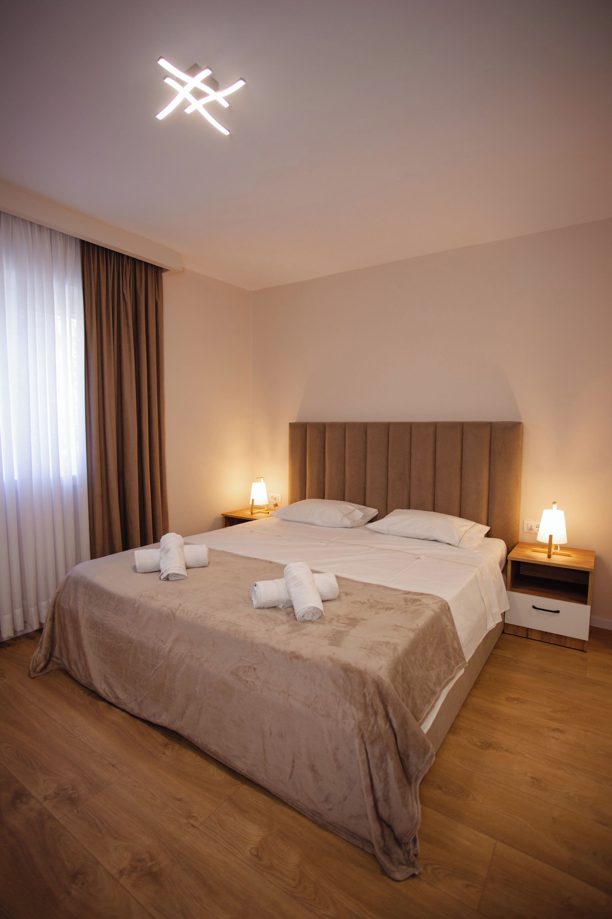 2 عدّة غرف نوم ومكواة/لوح كي وواي فاي وملاءات أسرّة