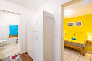1 bedroom, bed sheets