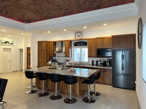 Kjøleskap, mikrobølgeovn, kokeplater og oppvaskmaskin