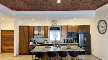 Réfrigérateur, micro-ondes, plaque de cuisson, lave-vaisselle