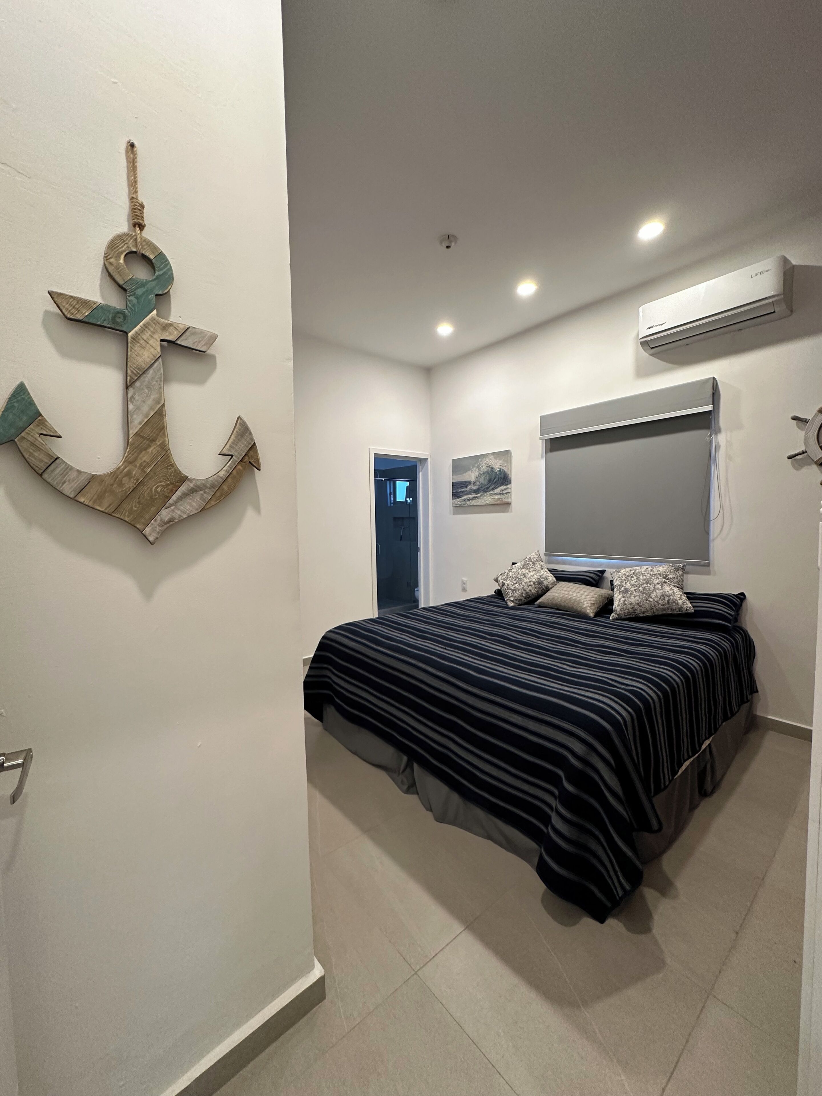 3 bedrooms, iron/ironing board, WiFi (free), bed sheets