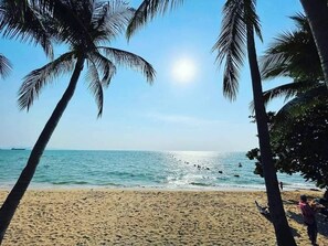 Beach/ocean view - Constancy Jomtien Pattaya Hotel (Sattahip)