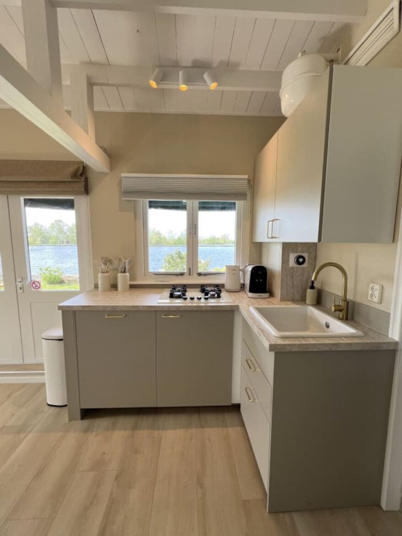 Fridge, stovetop, dishwasher, toaster