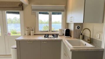 Fridge, stovetop, dishwasher, toaster