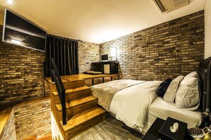 Lyxduplex | Vardagsrum | 50-tums LED-tv med kabelkanaler, golvvärme och datorskärmar