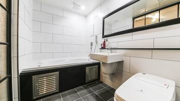 Deluxe-huone | Kylpyhuone | Ilmaiset hygieniatuotteet, hiustenkuivaaja, kylpytakit, tohvelit