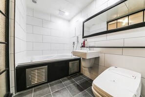 Habitació Deluxe | Bany | Articles de tocador gratuïts, assecador de cabells i barnussos 