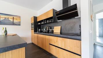 Kühlschrank, Mikrowelle, Herdplatte, Geschirrspüler