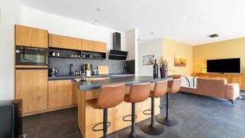 Réfrigérateur, micro-ondes, plaque de cuisson, lave-vaisselle