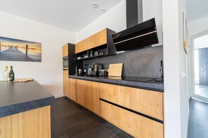 Fridge, microwave, stovetop, dishwasher