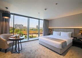 Escritorio, espacio para trabajar con laptop y cortinas blackout