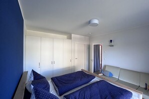 5 bedrooms, iron/ironing board, Internet, bed sheets