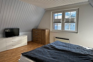 2 Schlafzimmer, Reisekinderbett, kostenloses WLAN, Bettwäsche