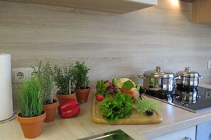 Kjøleskap, ovn, kokeplater og oppvaskmaskin