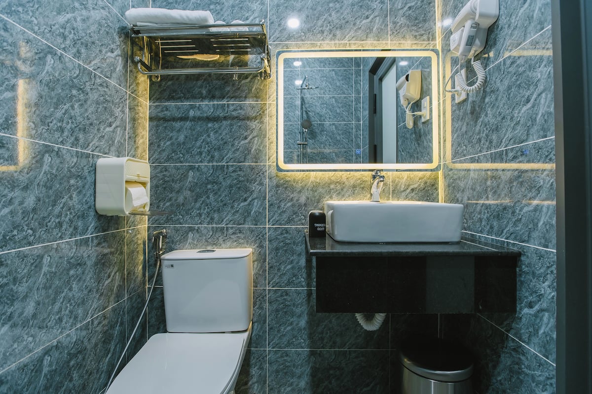 Deluxe Double Room, Non Smoking | Bathroom | Hair dryer, slippers, bidet, towels