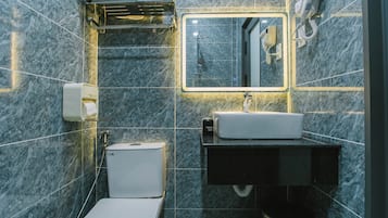 Chambre Double Deluxe, non-fumeurs | Salle de bain | Sèche-cheveux, chaussons, bidet, serviettes fournies
