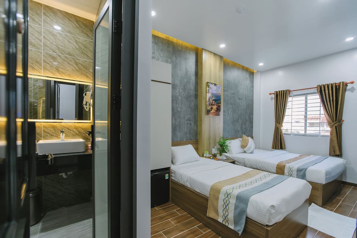 Minibar, tabla de planchar con plancha, wifi gratis y ropa de cama