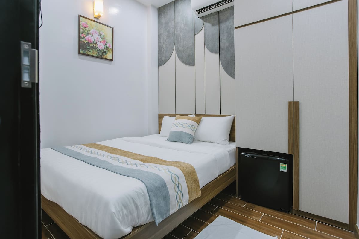 Minibar, tabla de planchar con plancha, wifi gratis y ropa de cama
