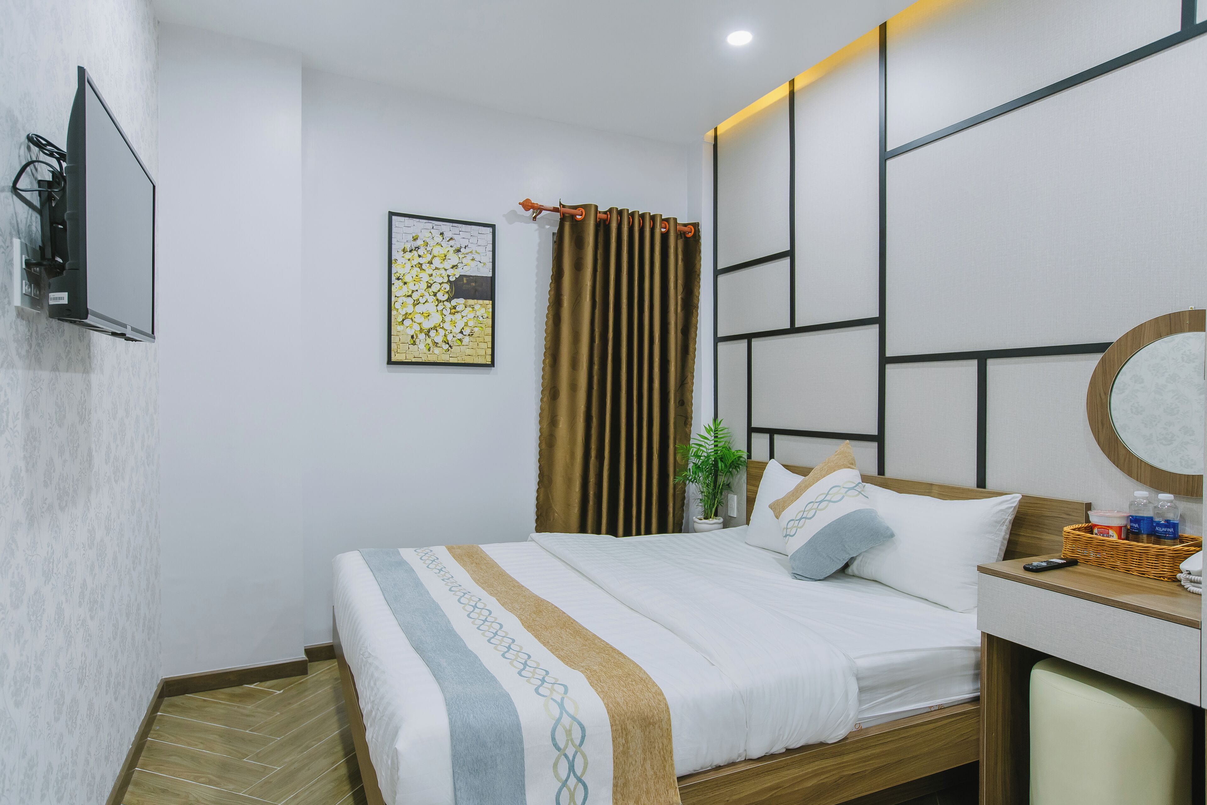 Deluxe Double Room, Non Smoking | Minibar, iron/ironing board, free WiFi, bed sheets