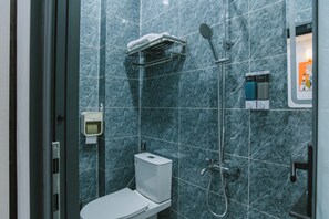 Habitación doble superior, no fumadores | Baño | Secador de pelo, zapatillas, bidé y toallas