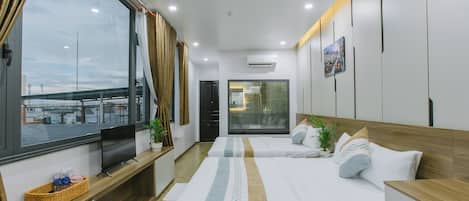 Quadrupla panoramica, vista città | Minibar, ferro/asse da stiro, Wi-Fi gratuito, lenzuola