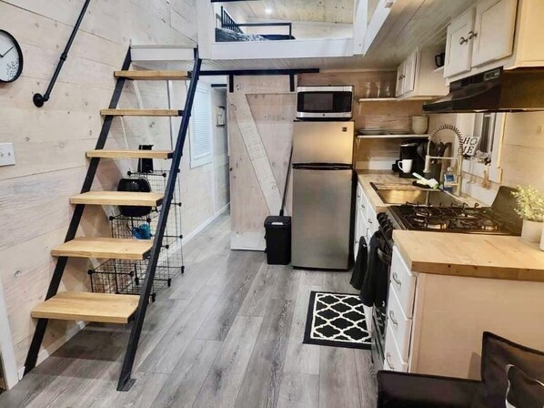 Fridge, oven, stovetop, coffee/tea maker - Modern Nest Tiny Home (Hot Springs)