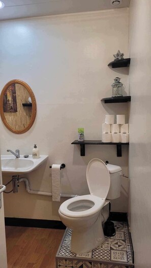 Een douche, handdoeken, zeep, shampoo
