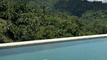 3 piscines extérieures