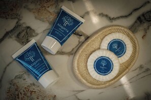 尊貴套房, 2 張加大雙人床 | 浴室 | 淋浴設備、風筒、浴袍、坐浴桶