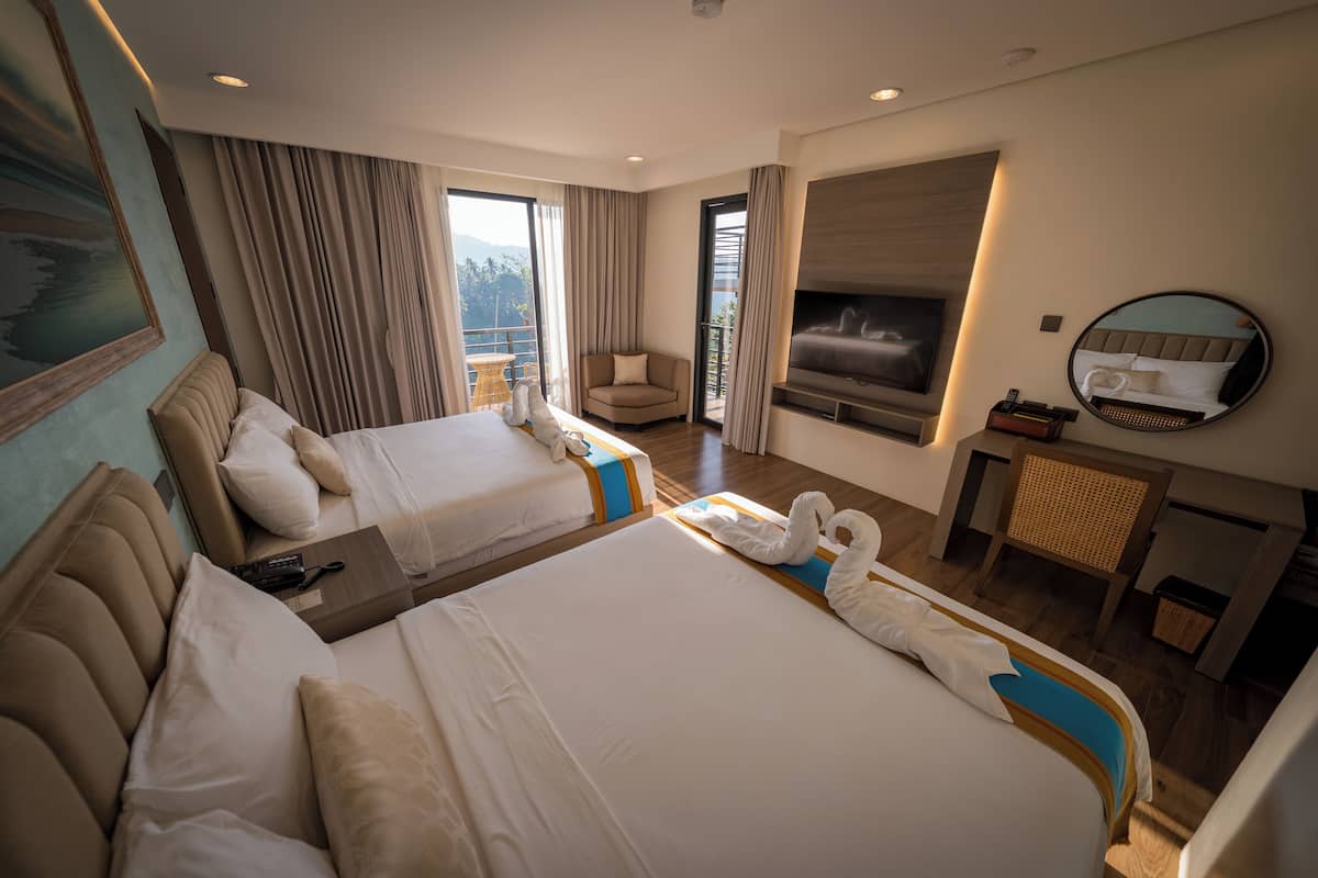 Suite Premier, 2 Tempat Tidur Queen | 1 kamar tidur, Wi-Fi gratis, dan seprai linen