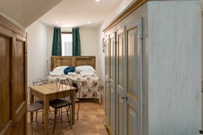 Family Quadruple Room | Premium bedding, down duvets, Tempur-Pedic beds, individually furnished - Dilà Assisi Rooms (Assisi)