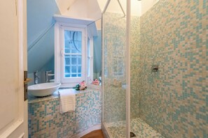 シャワー、ヘアドライヤー、ビデ、タオル