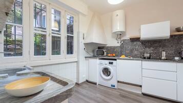 Fridge, microwave, stovetop, dishwasher