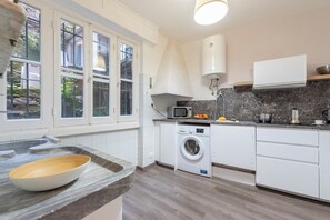 Réfrigérateur, micro-ondes, plaque de cuisson, lave-vaisselle