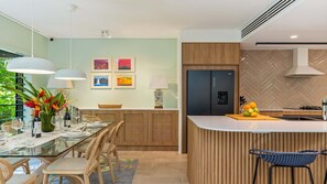 Four à micro-ondes, un four, surface de cuisson, lave-vaisselle