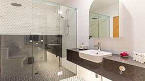 Shower - Villa 13 Thorntons @ St Crispins | Port Douglas (PORT DOUGLAS)