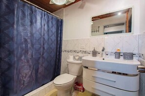 Asciugamani, sapone, shampoo, carta igienica